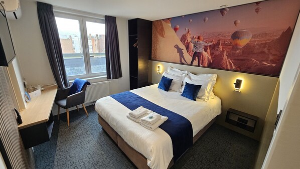 Escritorio, cortinas blackout, wifi gratis y ropa de cama