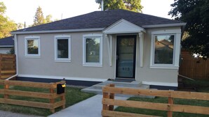 Front of property - Bozeman - Cozy Bozeman Cottage (Bozeman)