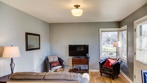 Living area - Bozeman - Cozy Bozeman Cottage (Bozeman)