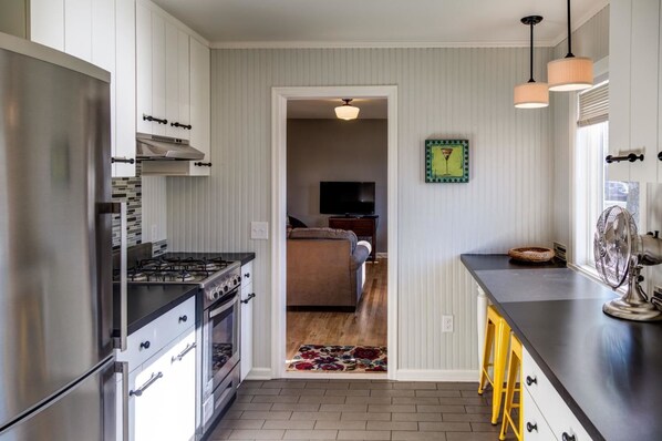 Fridge, microwave, stovetop, dishwasher