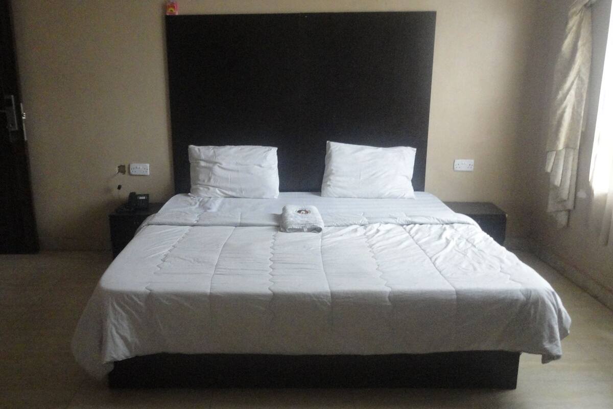 Escritorio, wifi gratis, ropa de cama