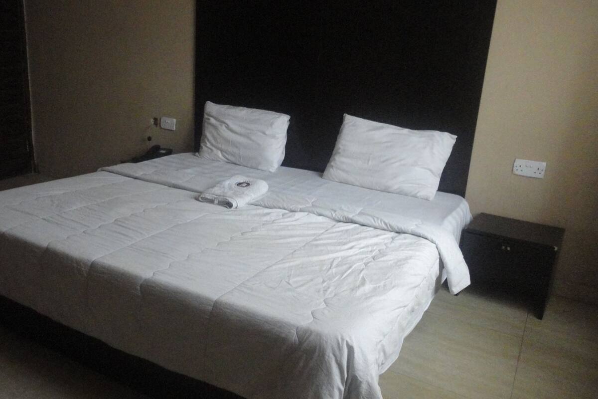 Escritorio, wifi gratis, ropa de cama