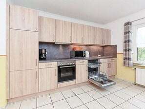 Jääkaappi, mikroaaltouuni, uuni, astianpesukone