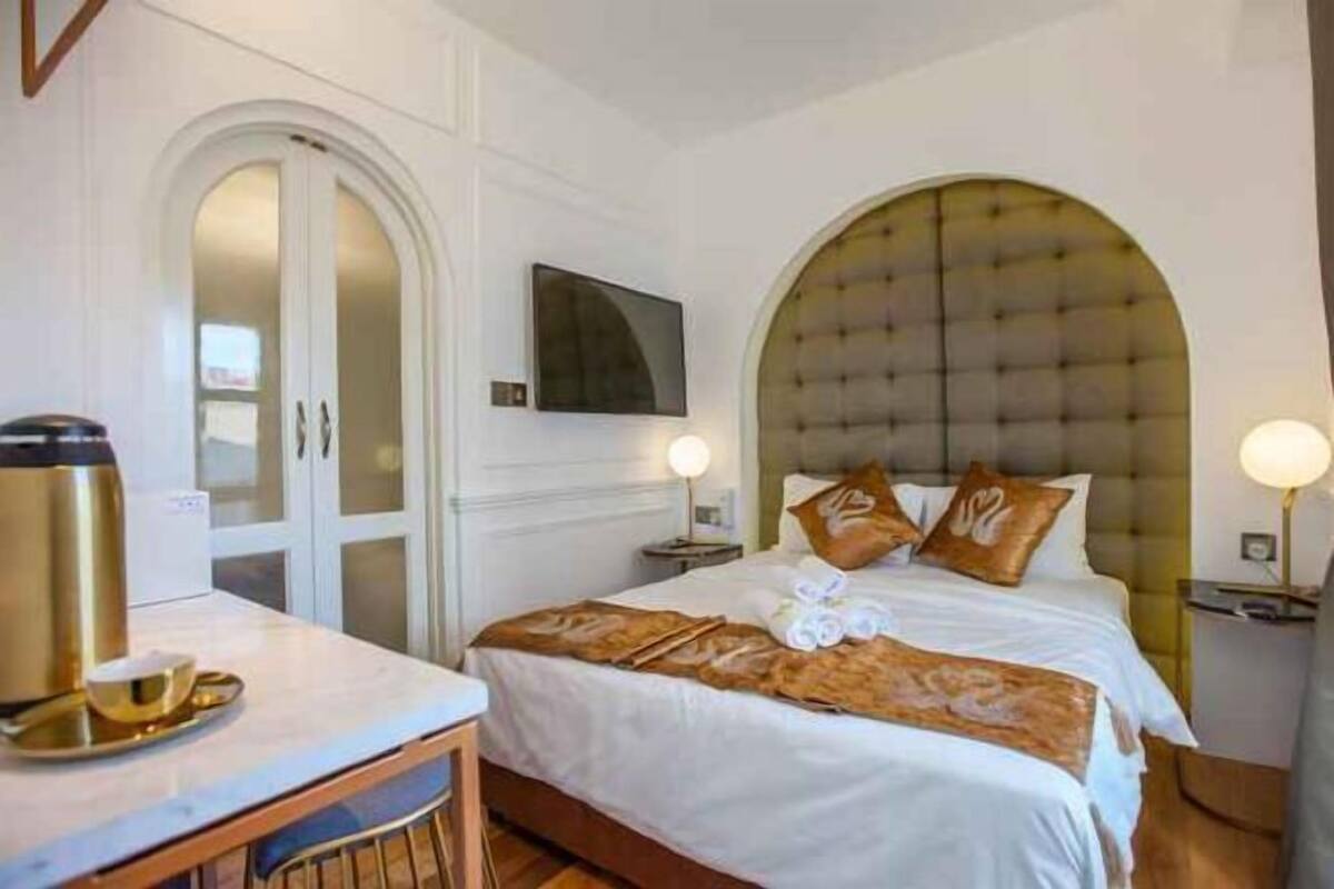 Memory-foam beds, in-room safe, desk, blackout curtains