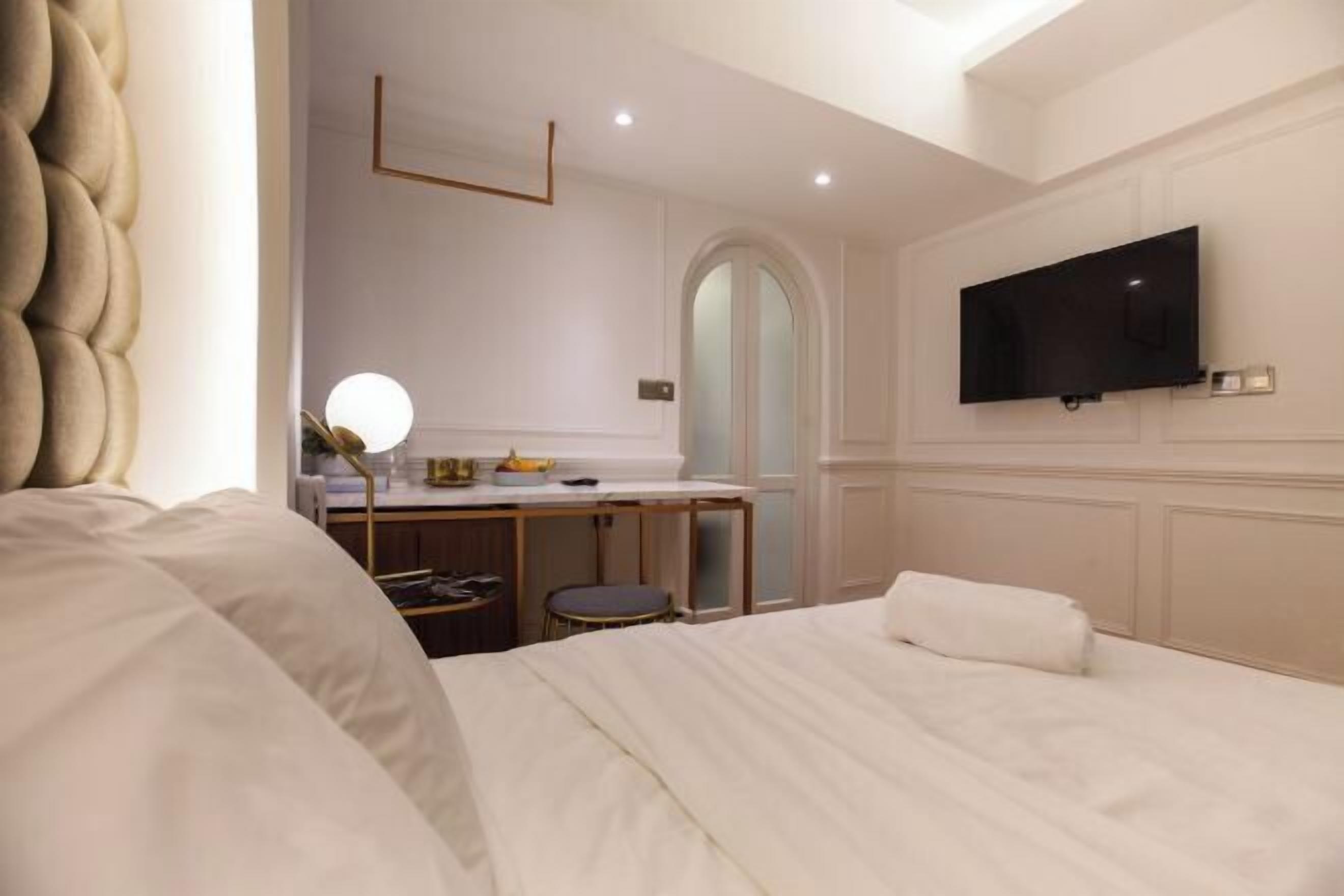 Memory-foam beds, in-room safe, desk, blackout curtains