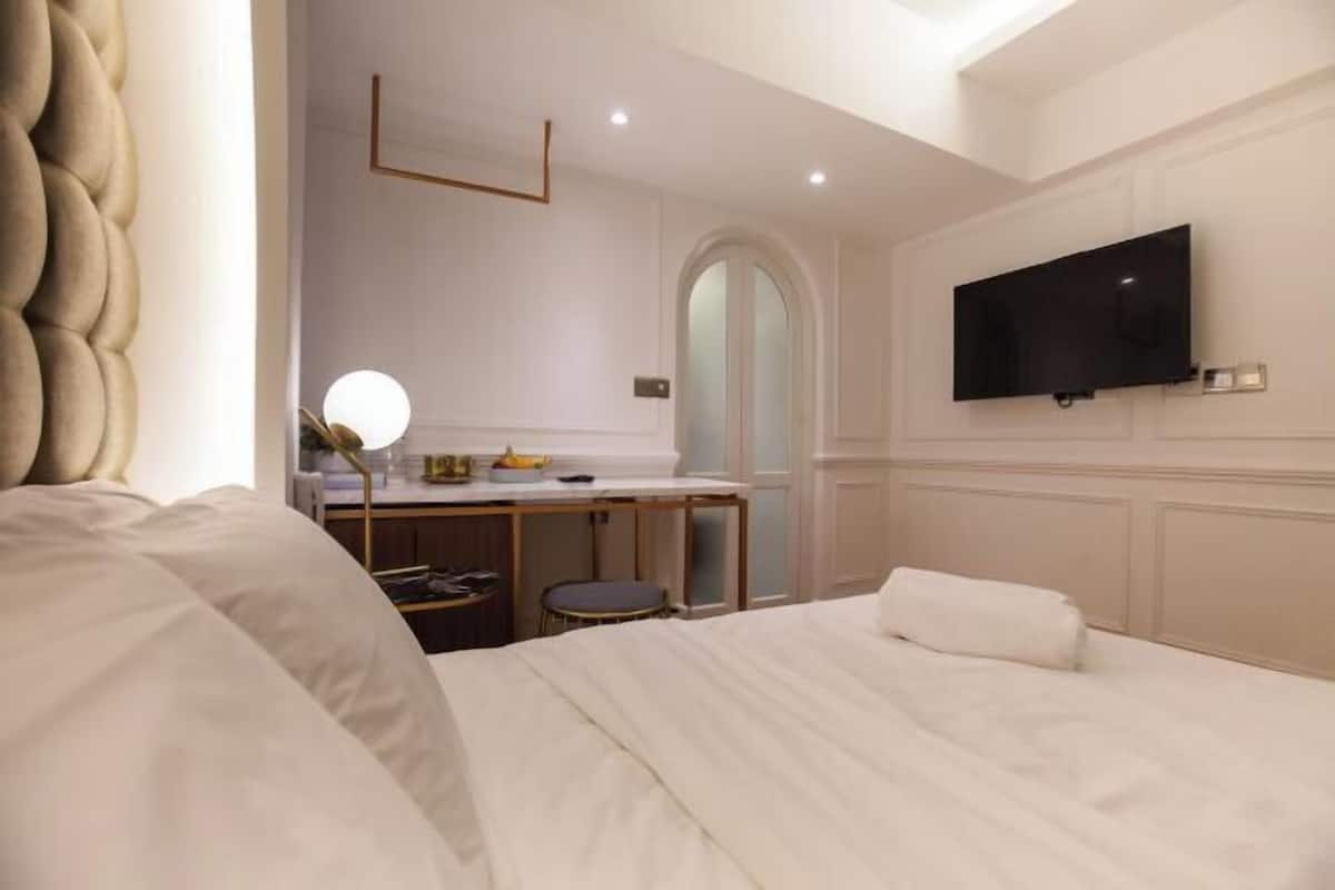 Betten mit Memory-Foam-Matratzen, Zimmersafe, Schreibtisch