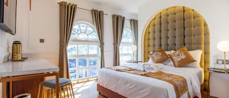 记忆海绵床垫、客房内保险箱、办公桌、遮光窗帘