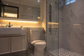 Quarto luxo, 2 camas Queen, vista para a cidade | Banheiro | Chuveiro, chuveiro com efeito de chuva, produtos de toalete grátis 