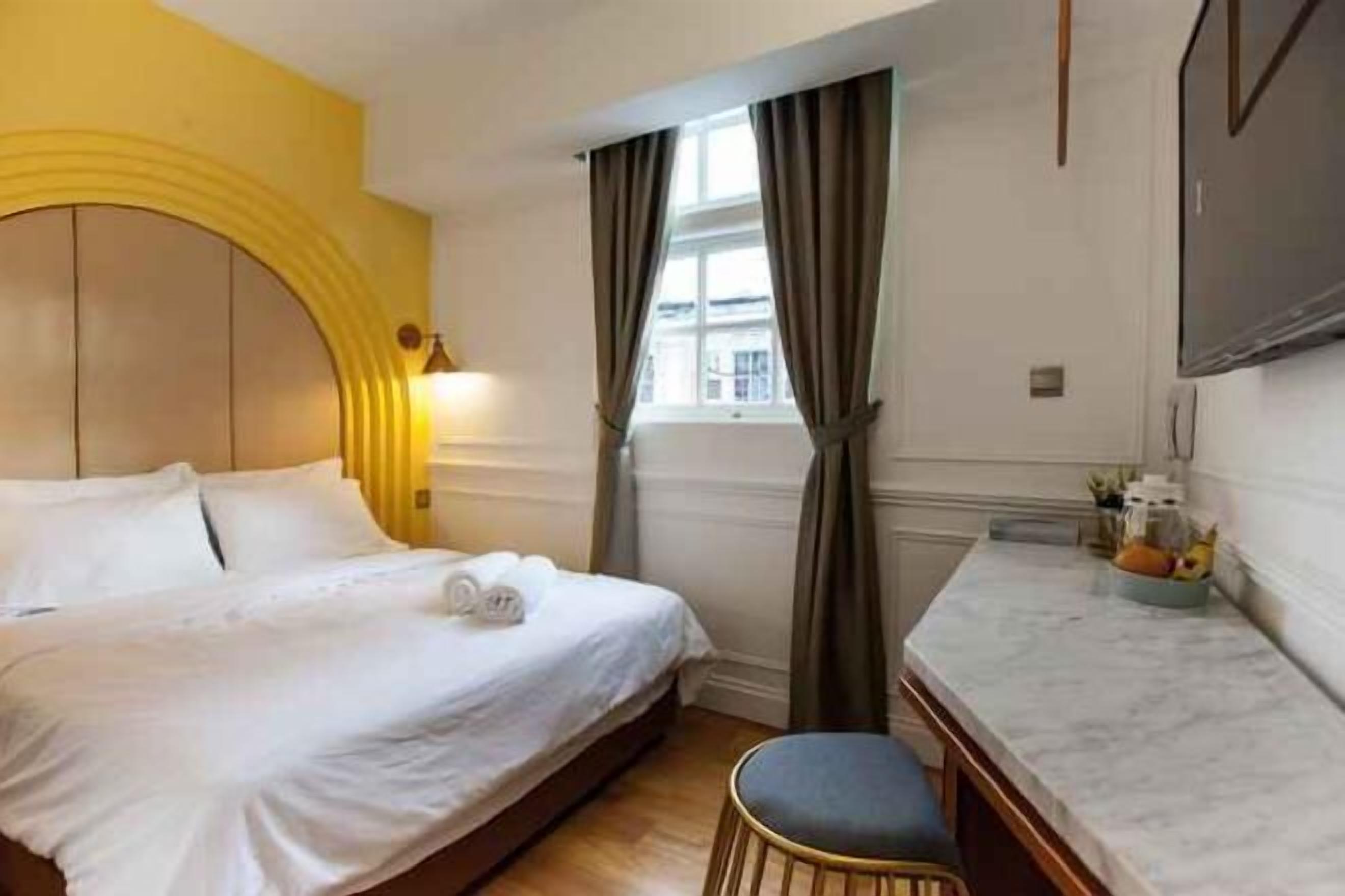 เตียงเมมโมรีโฟม, ตู้นิรภัยในห้องพัก, โต๊ะทำงาน, ผ้าม่านกันแสง