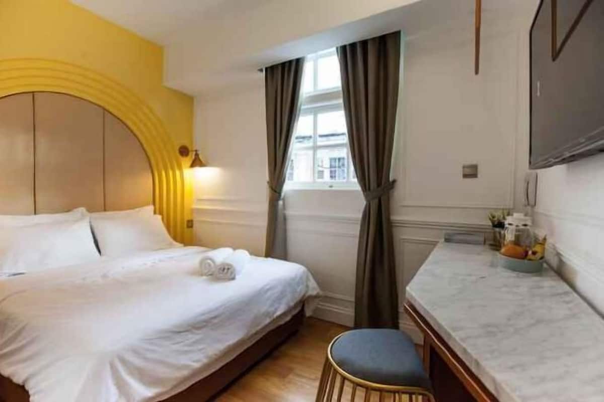 Memory-foam beds, in-room safe, desk, blackout curtains