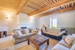 TV, DVD player, books, video library - Mas style house in Bonnieux, Luberon, spectacular view, calm, heated pool (Bonnieux)