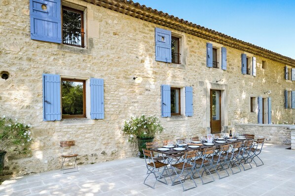 Outdoor dining - Mas style house in Bonnieux, Luberon, spectacular view, calm, heated pool (Bonnieux)