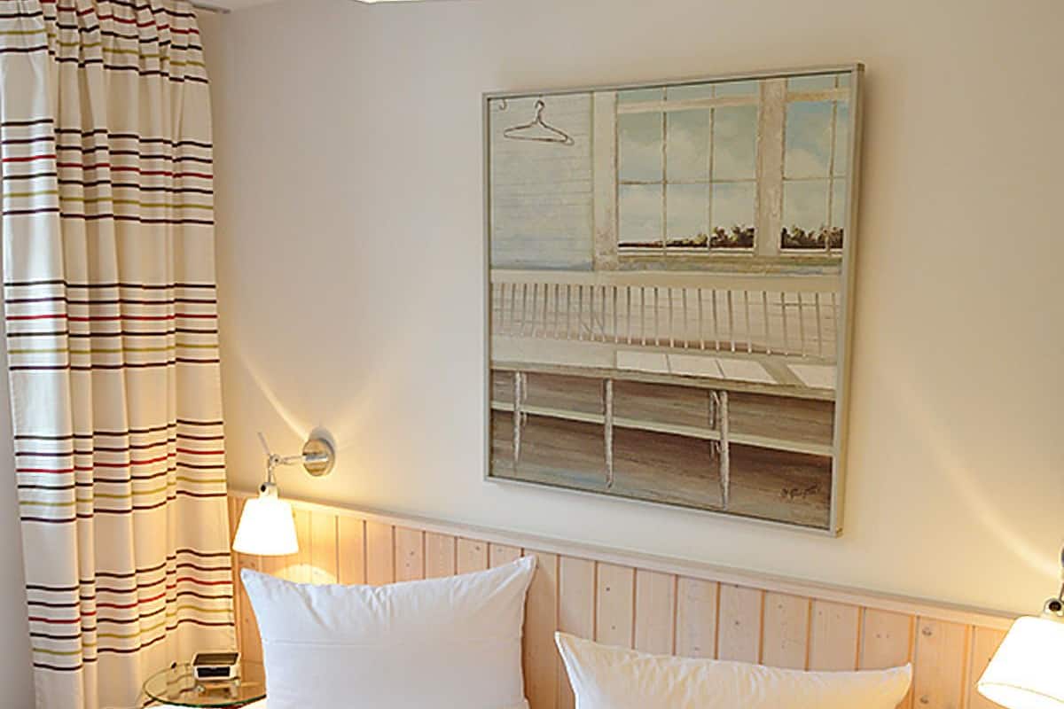 Double Room | In-room safe, desk, rollaway beds (surcharge), WiFi (free)