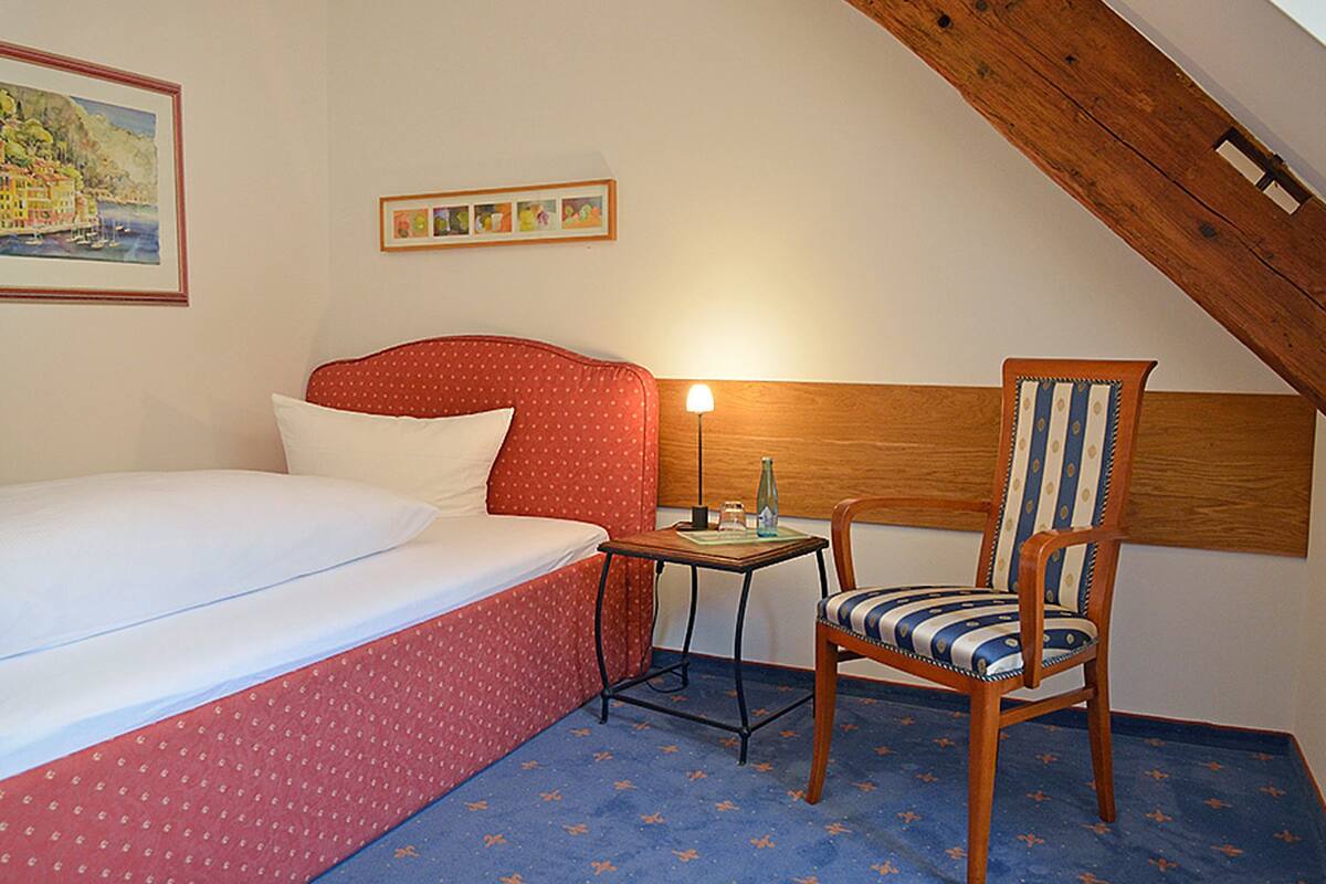 Single Room | In-room safe, desk, rollaway beds (surcharge), WiFi (free)