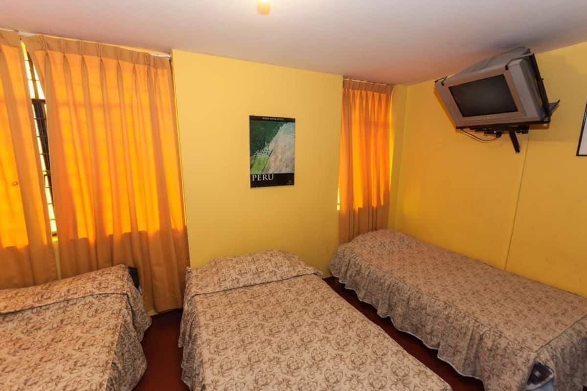 Triple Room | In-room safe, desk, free WiFi, bed sheets