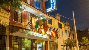 Un hotel con un cartello che riporta la scritta "Hostal".