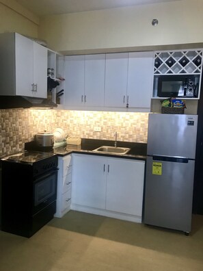 Fridge, microwave, oven, stovetop - 1 bedroom fully furnished apartment (Taguig)