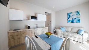 Appartement, 1 chambre | Repas dans la chambre