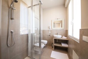 Standard-Doppelzimmer (1) | Badezimmer