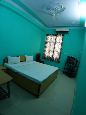 Standard Double Room | Free WiFi, bed sheets - Hotel summer Hill (Nahan)