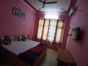 Free WiFi, bed sheets