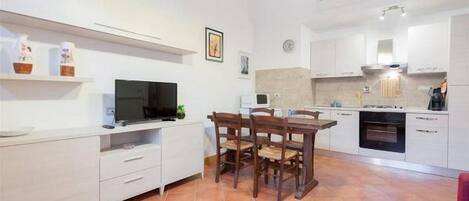 Appartamento, 1 camera da letto | Angolo cottura privato | Frigorifero con congelatore, microonde, forno, piano cottura