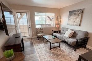 平面電視、電子遊戲、DVD 播放機、足球機