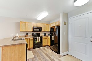 Een koelkast, een magnetron, een oven, een kookplaat