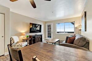 Taulutelevisio, videopelejä, DVD-soitin, pöytäjalkapallopöytä