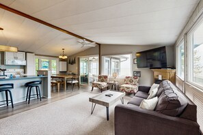 TV, stereo - Family-friendly house on Lake Champlain w/ beach, mountain & water views (Colchester)