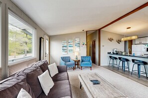 TV, stereo - Family-friendly house on Lake Champlain w/ beach, mountain & water views (Colchester)