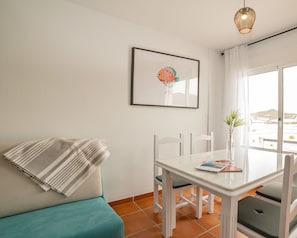 Family Room, 2 Twin Beds, Non Smoking | In-room dining - Hostal del Cabo (Nijar)