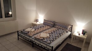 Cortinas blackout, wifi gratis y ropa de cama 