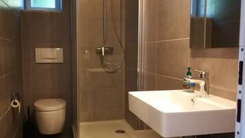 Bathtub, deep soaking tub, free toiletries, hair dryer