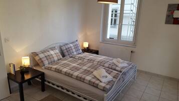 Cortinas blackout, wifi gratis y ropa de cama