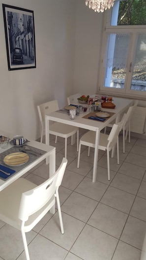 Fridge, microwave, stovetop, cookware/dishes/utensils
