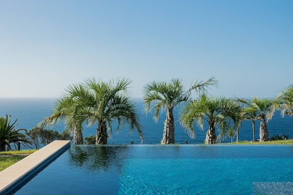 Piscina a l'aire lliure i gandules