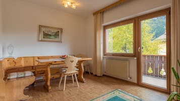 Apartment, 2Â Schlafzimmer | Essbereich im Zimmer