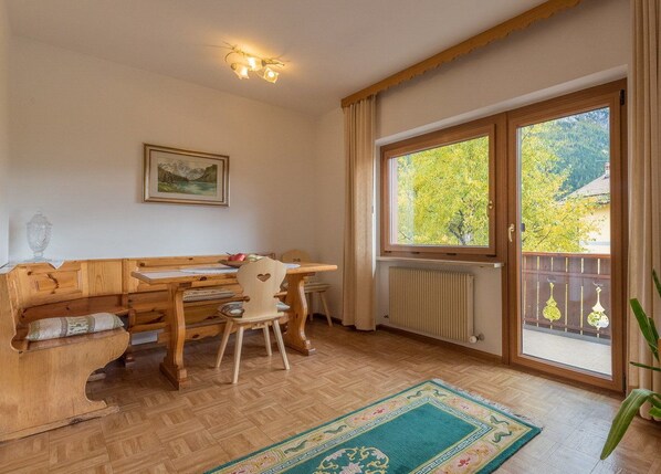 Apartment, 2 Schlafzimmer | Essbereich im Zimmer