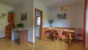Apartment, 2 Schlafzimmer | Wohnbereich | Flachbildfernseher