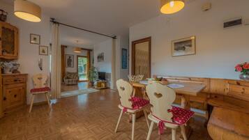 Apartment, 2 Schlafzimmer | Wohnzimmer | Flachbildfernseher