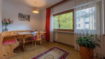 Apartment, 2 Schlafzimmer | Essbereich im Zimmer