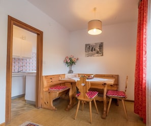 Apartment, 2 Schlafzimmer | Essbereich im Zimmer