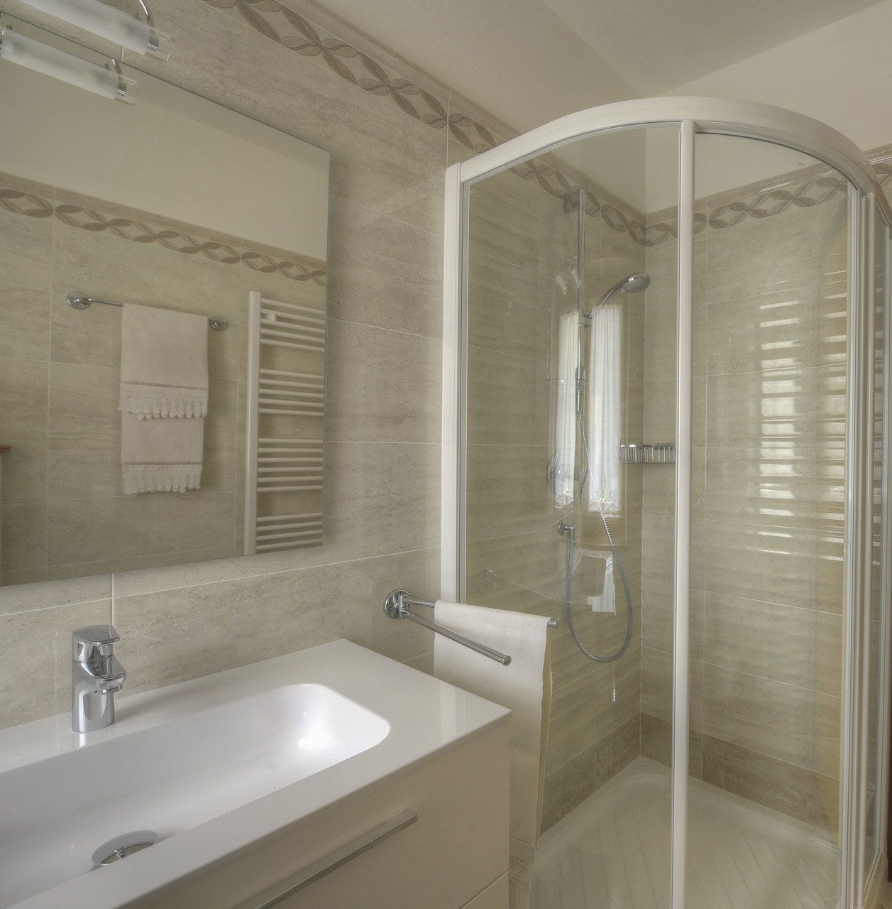 Departamento, 2 habitaciones | Amenidades de baño | Regadera, amenidades de baño gratuitas, secadora de cabello, bidet 