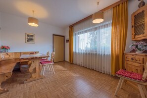 Apartment, 2 Schlafzimmer | Wohnzimmer | Flachbildfernseher
