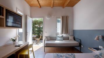 1 habitación, caja de seguridad en la habitación y escritorio