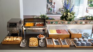 En buffet med forskellige retter og bestik.