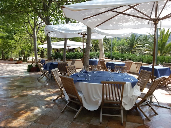 Mittagessen, italienische Küche, Blick aufs Meer