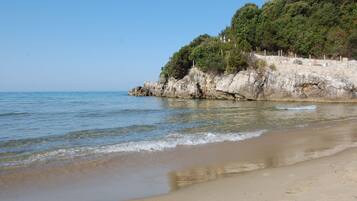 Plage privée, sable blanc, chaise longue, parasol
