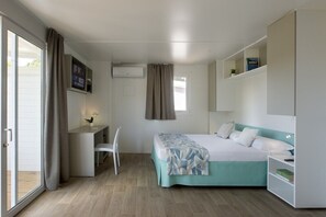 Mobile Familienunterkunft, 1 Queen-Bett, Nichtraucher | 1 Schlafzimmer, Zimmersafe, Schreibtisch, Verdunkelungsvorhänge